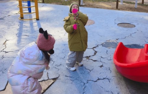 齐溪晒出4岁大女儿近照遗传父母身高超过同龄人