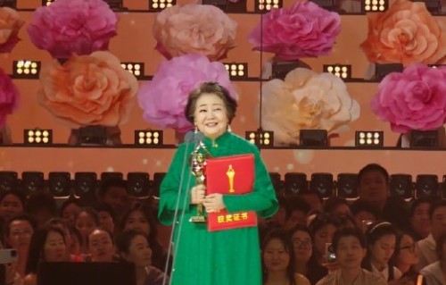 萨日娜获得百花奖最佳女配角的视频