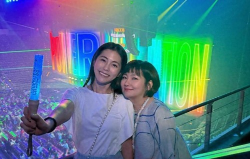 任家萱一家看演唱会，温柔将儿子抱坐在腿上，3岁腰果超迷田馥甄