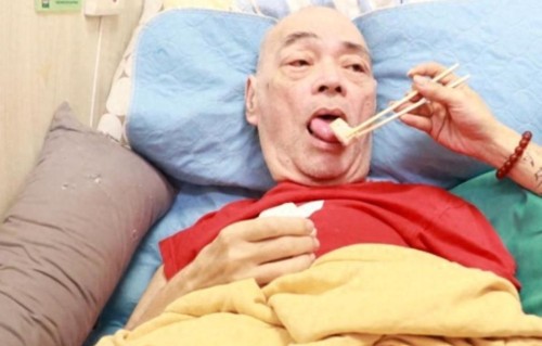 73岁香港歌手被曝积蓄耗光，住养老院友人每月补贴两万，无儿无女