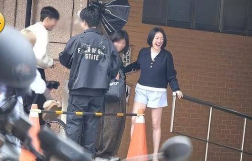 小S低调复工《不熙娣》首日画面曝光！大秀性感长腿宣告回归主持