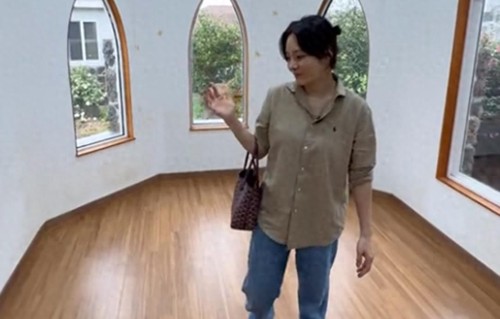 蔡琳带儿子搬离住了4年的别墅，哭着与邻居告别，光化妆品就装3车 