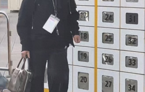 68岁邓婕素颜现身，穿着朴素，张国立老态很多，岁月不饶人啊 