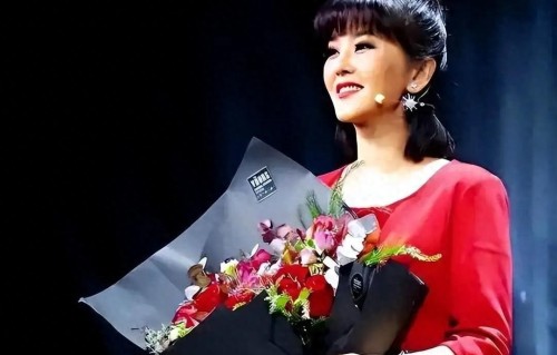 央视著名主持人与大8岁领导闪婚，婚后分居多年，她过得幸福吗？ 