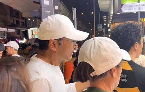 周润发现身街边烧饼店，与苗侨伟排队买20元烧饼，路边聊天接地气