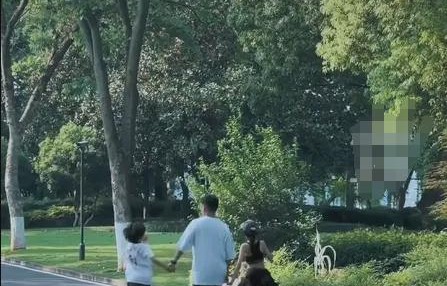 黄磊孙莉带儿女逛西湖，大女儿像妈妈，二女儿跟儿子都像黄磊|黄少艾|烤肠|小儿子|娱乐圈|父母