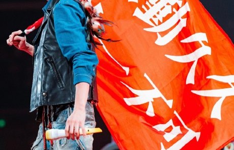 赵小童在演出中高举旗帜回应了什么舆论争议？