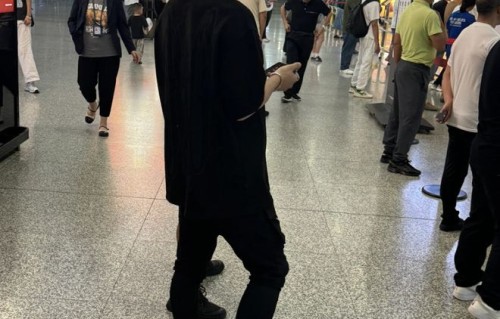 汪峰为儿女接机，8岁醒宝伸手讨抱超热情，儿子见到爸爸好淡定