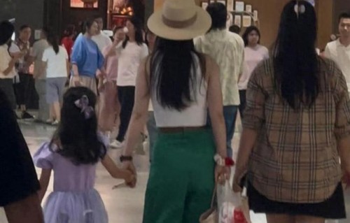 吴倩带6岁女儿逛商场被偶遇：小姑娘穿公主裙身高瞩目