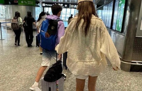 陈小春晒俩儿子同框合照，6岁HoHo终于把长发剪成短发，变好帅气