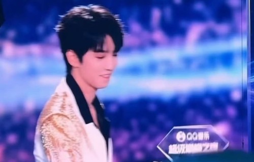 王俊凯耍帅未果换奖杯