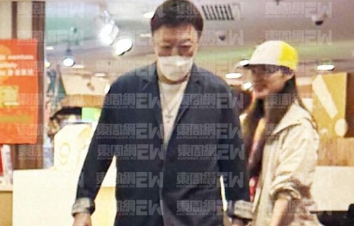 81岁港星携年轻女伴逛超市，有说有笑好甜蜜，妻子患病已不认得人