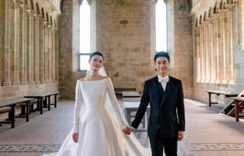 “赌王之子”何猷君与奚梦瑶婚礼照：满钻蓝宝石晃瞎眼