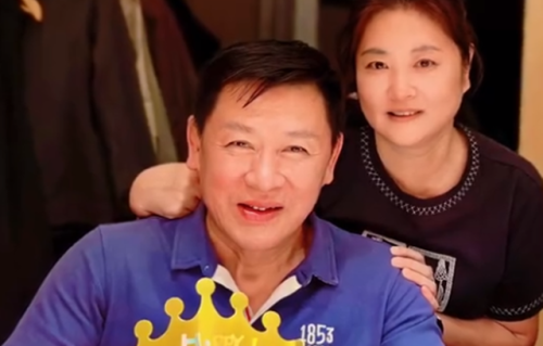 63岁胡亚捷与妻子汤静同框庆生，结婚34年仍甜蜜如初，惹何音羡慕