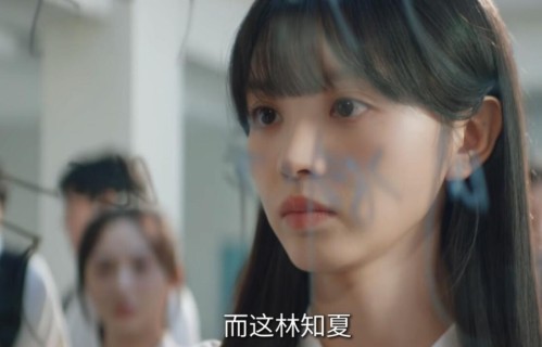 胡一天都32岁了，怎么还装嫩演高中生？