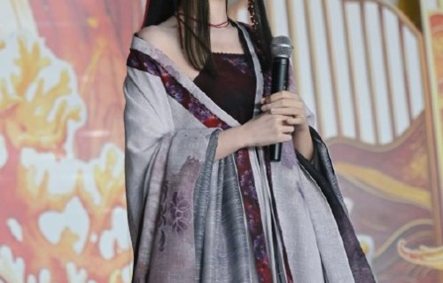 虞书欣如何用剧本当补光板拍照？