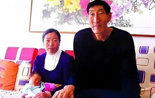 中国第一巨人鲍喜顺：不听医生建议偏要生子，现在儿子长到多高？