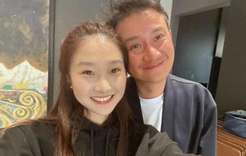 文君竹晒与爸爸温馨合照！母女同框尽显好基因，幸福模样惹人羡