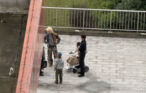 陈靖可单手抱起陈都灵时，陈都灵当时的反应是什么？|自然|身体语言|行云流水|单臂|手护