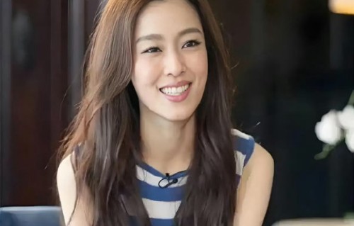 导致范玮琪在大型舞台上反复紧张的心理压力和过往经历有哪些？