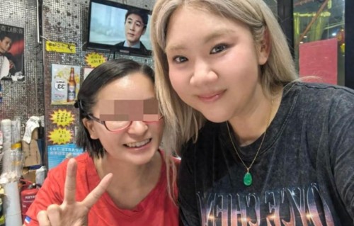 38岁郑欣宜近照曝光，在小店吃饭主动与老板合照，金发披肩又瘦了