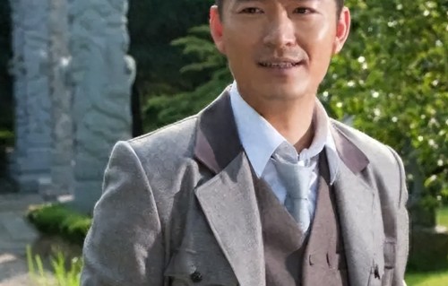 把初恋富婆娶回家，结婚18年零绯闻，名气不红，如今热衷直播带货 