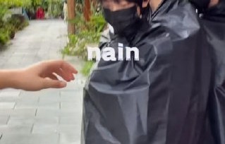 粉丝对时代峰峻用塑料袋套练习生的行为持什么态度？