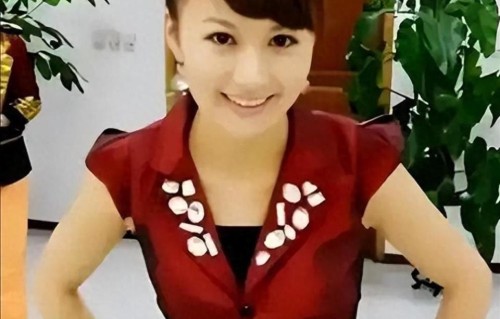 她曾是辽宁台当家花旦，丈夫是前国足门将，如今只靠她独自养孩子