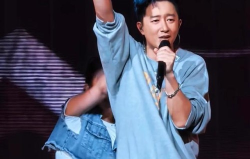 卢靖姗和婆婆现身韩庚演唱会,3岁女儿也在,模样漂亮像迷你韩庚