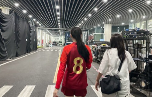 周星驰亲自致电迪丽热巴！为《功夫女足》增重8公斤