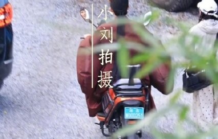 王安宇古装骑电驴，后视镜萌脸反差爆红