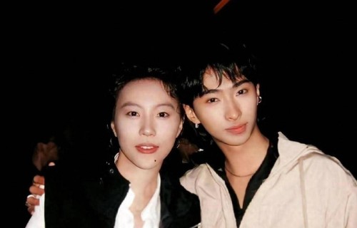 王菲女儿和伊能静儿子合影!颜值气质都在线,网友直呼养眼_庾恩利_窦靖童_父母