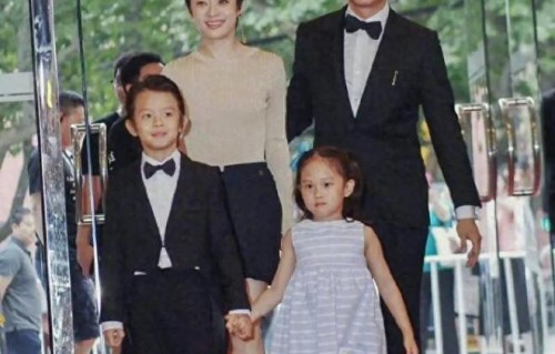 孙俪邓超为女儿庆生，和小花的亲吻照遭调侃，邓超转发也不忘自夸