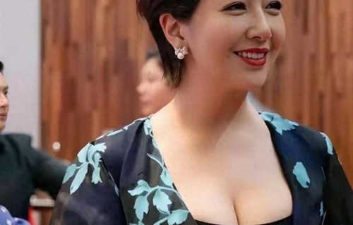 江珊简约穿搭写真，气质从容大气，尽显时光美人的韵味美