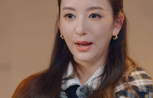 38岁方媛近况曝光!天王陪妻回老家奔丧,红帽藏暖心细节