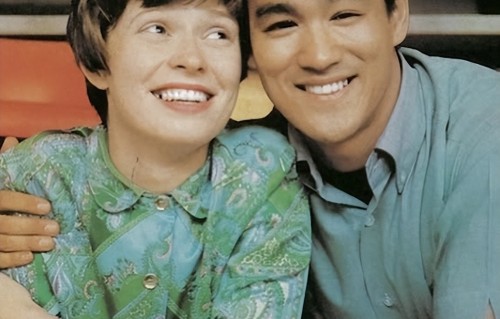 李小龙81岁妻子罕见现身，与粉丝聚会状态好，女儿李香凝贴心照顾 