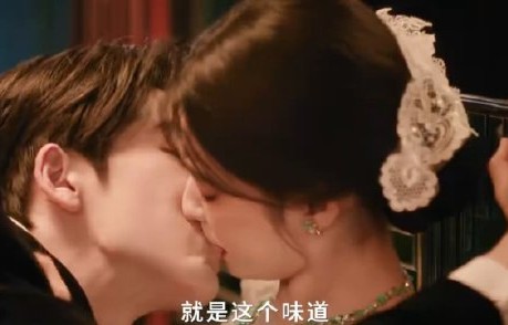 张凌赫和王楚然在戏外拍摄强吻戏份时有哪些有趣的互动细节？