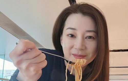 香港知名女星曝离婚，暗示享受单身生活，潜心修佛面色越发红润