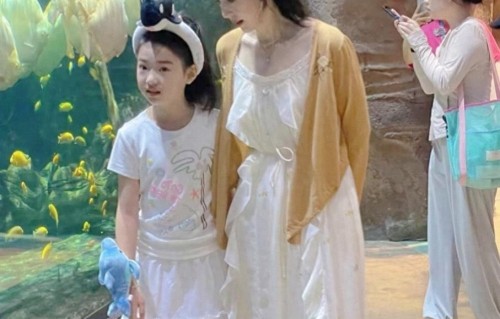 46岁董璇和女儿在珠海游玩被偶遇，董璇身穿白裙子皮肤白皙 气质好