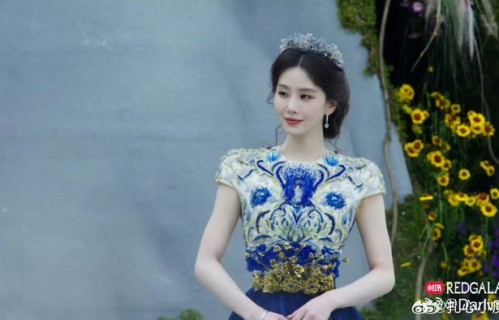 刘诗诗身着蓝孔雀高定亮相