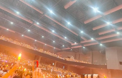 常州演唱会现场粉丝如何应援营造橙粉灯海