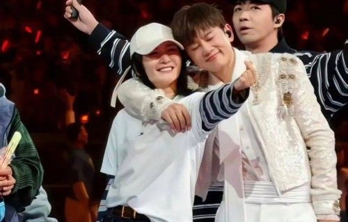 张杰谢娜演唱会秀恩爱，营造夫妻和睦人设，力破出轨男小三的标签