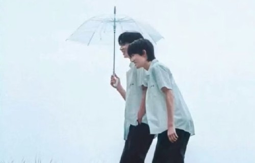 《一起等雨停》完整版短片讲述了一个怎样的故事？