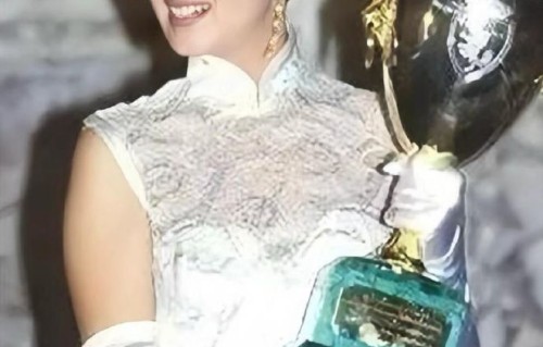 继巩俐叶德娴之后，时隔14年，辛芷蕾举起了这座国际影后奖杯！