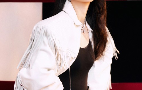 谭维维这组造型太酷了！黑白撞色流苏外套，普通人也能穿出高级感 