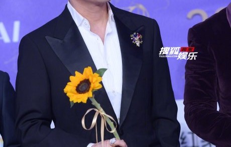 苏有朋百花奖红毯造型出自哪位设计师？