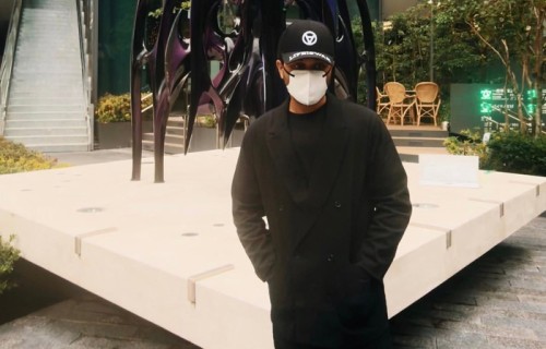 The Weeknd现身东京涩谷参观中村哲也雕塑展|装置|麦克风|面具|巡演|支架