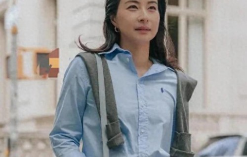 郭晶晶不愧是嫁入豪门的女人！穿蓝衬衫+阔腿裤，时髦又贵气！