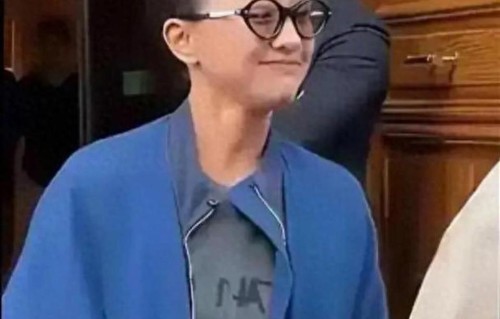 51岁的周迅不染发不化妆，顶着一头白发出街 ​​​，很随意自然