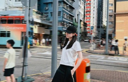 迪丽热巴在社交平台发布的香港街拍Plog